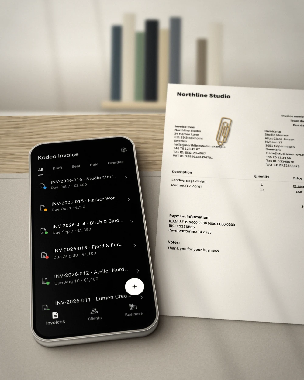 Kodeo Invoice op een smartphone met de factuurlijst